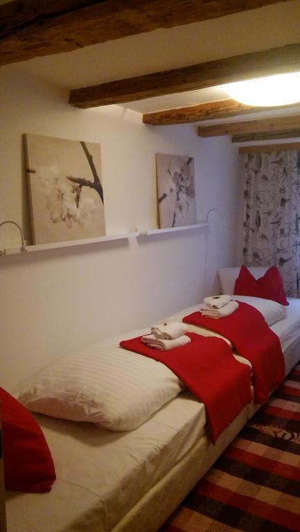 Zweibettzimmer mit eigenem Bad außerhalb des Zimmers